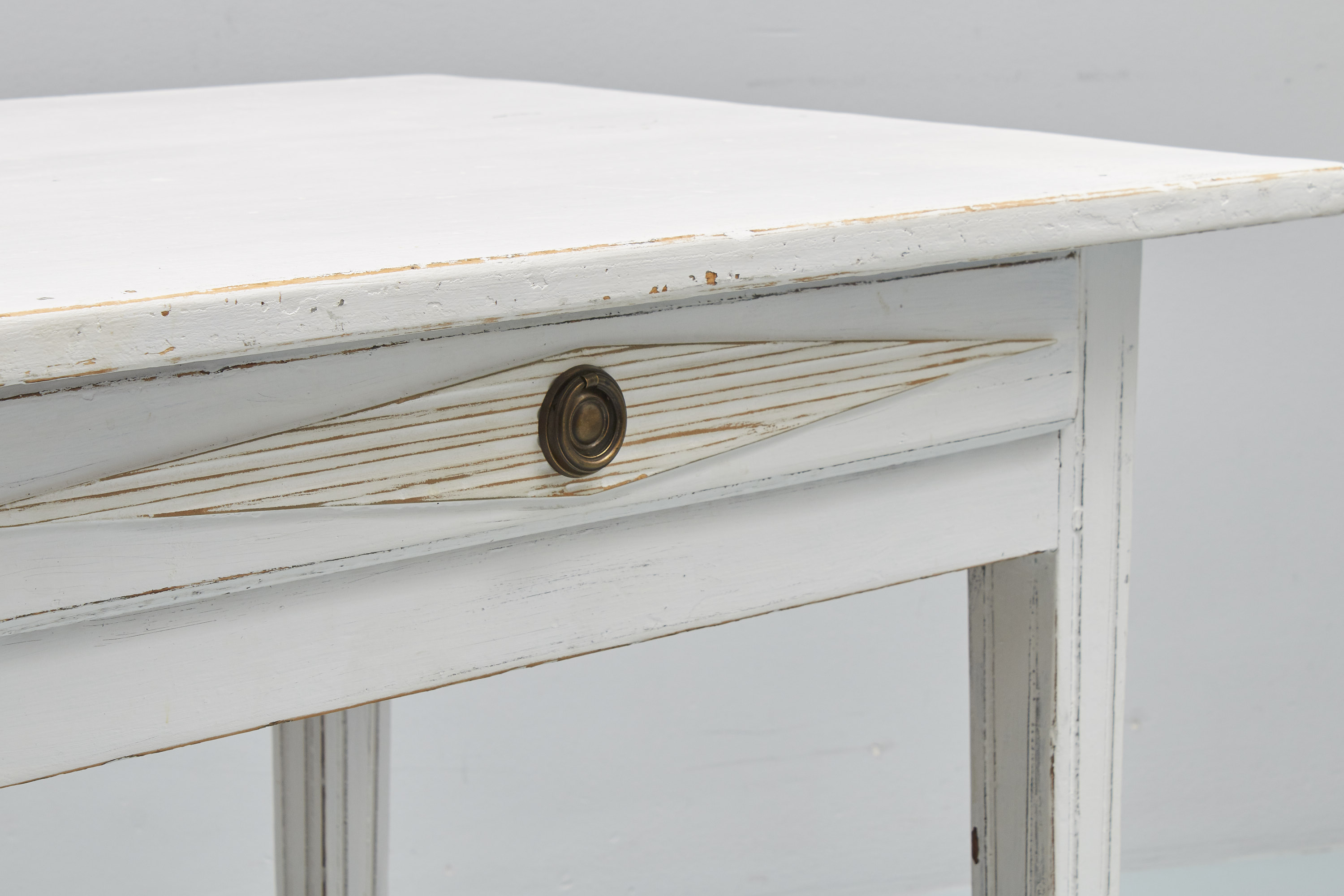 Skrivbord, Gustaviansk stil, omkring 1900, bemålat, längd Skrivbord, Bemålat, längd: 90 cm, djup: 60 cm, höjd: 75 cm